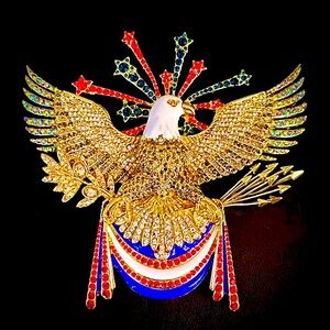 Heidi Daus “Freedom Reigns” Crystal & Enamel Patriotic Eagle Pin NEW - Gorgeous!